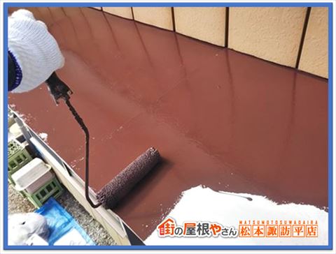 富士見町別荘屋根塗装　中塗り